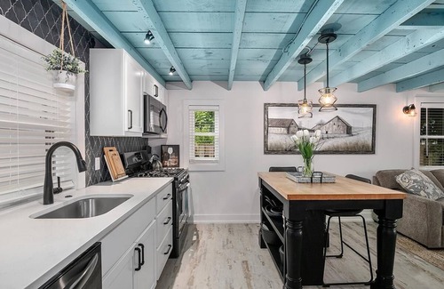 Saugatuck Cottage | Singapore Stable