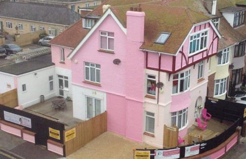 Paignton Apartment | SINGER SEWING MACHINES FORMER HOME ,FREE PARKING ,1 BEDROOM GROUND FLOOR HOLIDAY FLAT , Private Gate & Garden & Bathroom , microwave , Fridge , Opposite Paignton Pier & Beach , Hotel Reception To Happily Help & Greet you , 1 DOUBLE BED & 1 SINGLE BED