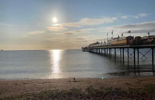 Paignton Apartment | SINGER SEWING MACHINES FORMER HOME ,FREE PARKING ,1 BEDROOM GROUND FLOOR HOLIDAY FLAT , Private Gate & Garden & Bathroom , microwave , Fridge , Opposite Paignton Pier & Beach , Hotel Reception To Happily Help & Greet you , 1 DOUBLE BED & 1 SINGLE BED