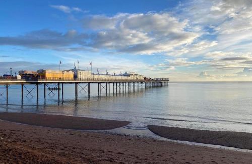 Paignton Apartment | SINGER SEWING MACHINES FORMER HOME ,FREE PARKING ,1 BEDROOM GROUND FLOOR HOLIDAY FLAT , Private Gate & Garden & Bathroom , microwave , Fridge , Opposite Paignton Pier & Beach , Hotel Reception To Happily Help & Greet you , 1 DOUBLE BED & 1 SINGLE BED