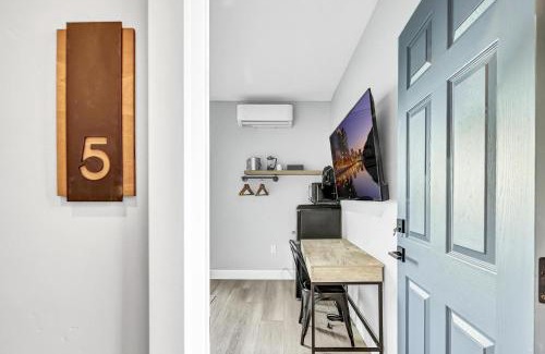 Vista Apartment | Single Bedroom - Queen Size. Heart of Downtown Vista