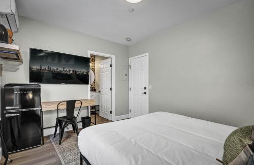 Vista Apartment | Single Bedroom - Queen Size. Heart of Downtown Vista