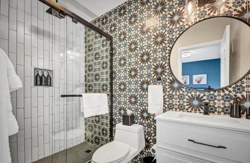 Vista Apartment | Single Bedroom - Queen Size. Heart of Downtown Vista