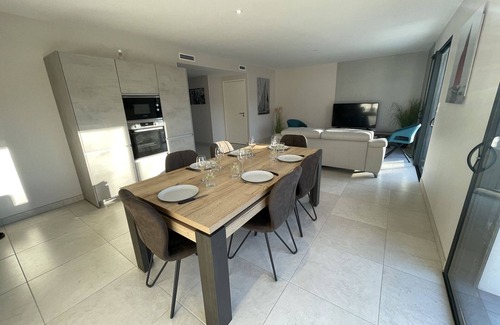 Penvins House | Single-story house 800m from beach, sleeps 6, pets allowed, parking, wifi