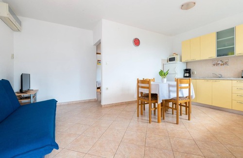 Koromacno House | Situated on a south-facing slope with sea views