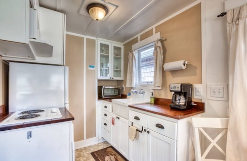 Downtown Cannon Beach Cottage | Six Cottages w/Shared Courtyard & Grill - Two Blocks to Beach Dog-Friendly