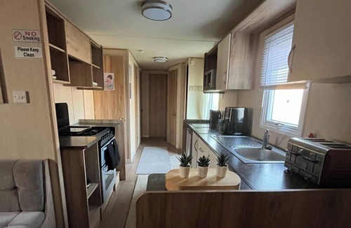Ingoldmells Cabin | Skegness 3-Bed Caravan, Sleeps 8, 10 mins to Beach
