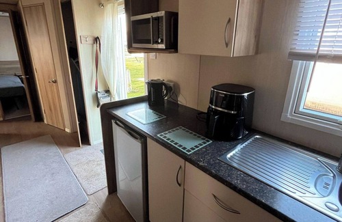Ingoldmells Cabin | Skegness 3-Bed Caravan, Sleeps 8, 10 mins to Beach