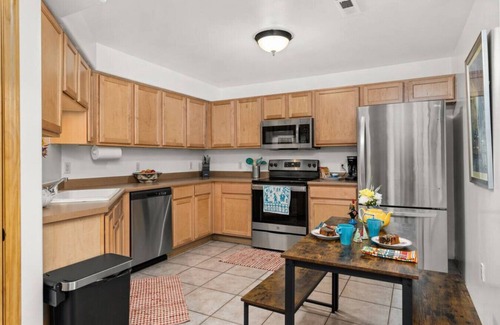 Southside House | Ski Discounts! Eclectic Condo 5-min to Meow Wolf