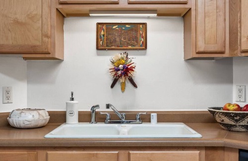 Southside House | Ski Discounts! Eclectic Condo 5-min to Meow Wolf