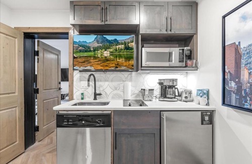 Park City House | Ski in/out at Westgate, Remodeled Studio, Resort amenities, Multiple Pools, Spa, & Restaurant 4503B