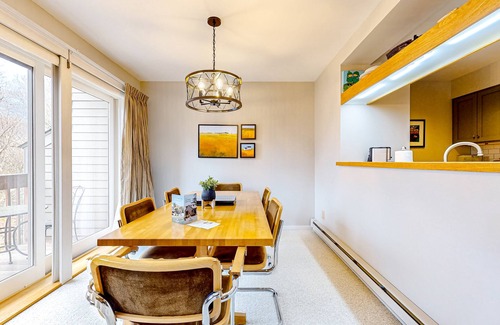 Warren Condo | Ski-in/out condo steps from the lifts/village with fireplace & mountain views