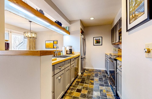 Warren Condo | Ski-in/out condo steps from the lifts/village with fireplace & mountain views