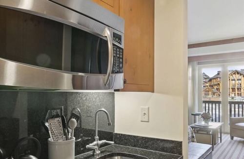 Stowe Area Condo | Ski In/Out Double Studio, The Lodge at Spruce Peak