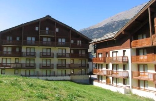 Val Cenis Apartment | Ski-In/Ski-Out Apartment for 6 with Pool Access in Val Cenis