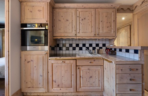 Meribel Village Apartment | Ski-In/Ski-Out Apartment with Terrace, Spa & Pool Access in Méribel