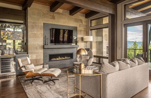 Spanish Peaks Cabin | Ski-in/Ski-out Cabin with Hot Tub, Heated Garage, and a Fireplace on the Deck!