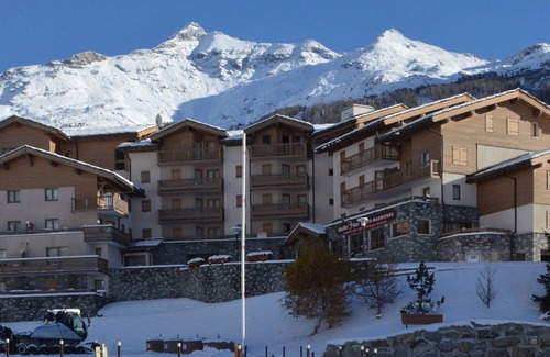 Val Cenis Apartment | Ski-In/Ski-Out Duplex for 10 with Balcony, Parking, and WiFi in Val-Cenis