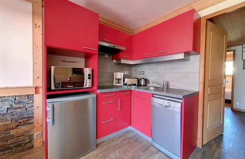 Les Bruyeres Apartment | Ski-in/ski-out & foot of the slopes, 12nd floor, balcony, tv, ski locker, 30m², Les Menuires