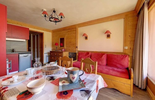 Les Bruyeres Apartment | Ski-in/ski-out & foot of the slopes, 12nd floor, balcony, tv, ski locker, 30m², Les Menuires