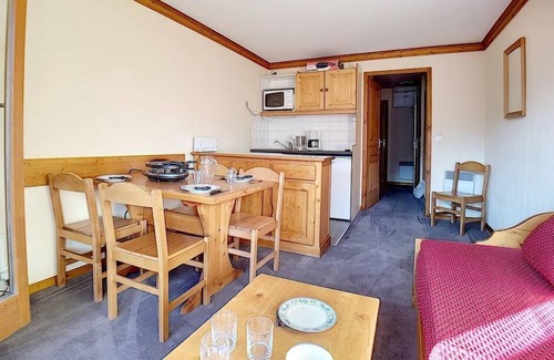 Les Bruyeres Apartment | Ski-in/ski-out & foot of the slopes, 7th floor, balcony, tv, ski locker, 30m², Les Menuires