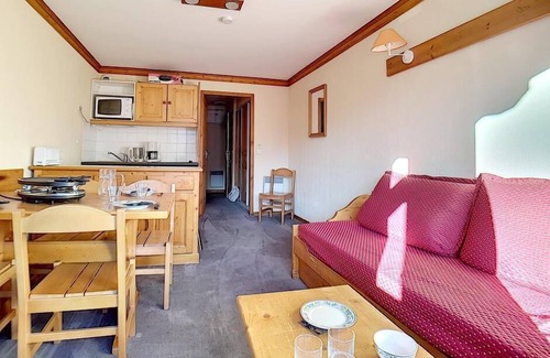 Les Bruyeres Apartment | Ski-in/ski-out & foot of the slopes, 7th floor, balcony, tv, ski locker, 30m², Les Menuires