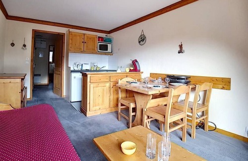 Les Bruyeres Apartment | Ski-in/ski-out & foot of the slopes, 7th floor, balcony, tv, ski locker, 30m², Les Menuires