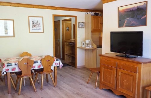 Les Bruyeres Apartment | Ski-in/ski-out & foot of the slopes, 5th floor, balcony, tv, ski locker, 40m², Les Menuires