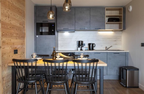 Risoul Apartment | Ski-in/ski-out & foot of the slopes, swimming pool, sauna, hammam, balcony, tv, ski locker, 82-92m²