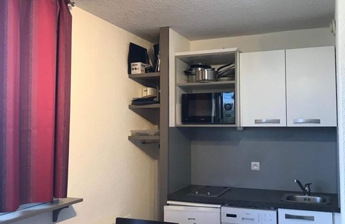 Montalbert Apartment | Ski-in/ski-out & foot of the slopes, 2nd floor, view valley, balcony, tv, ski locker, 19m²