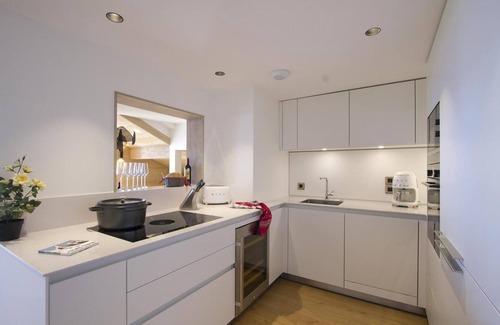 Bergers Apartment | Ski-in/ski-out & foot of the slopes, 3rd floor, swimming pool, balcony, fireplace or stove, parking