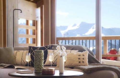 Bergers Apartment | Ski-in/ski-out & foot of the slopes, 3rd floor, swimming pool, balcony, fireplace or stove, parking
