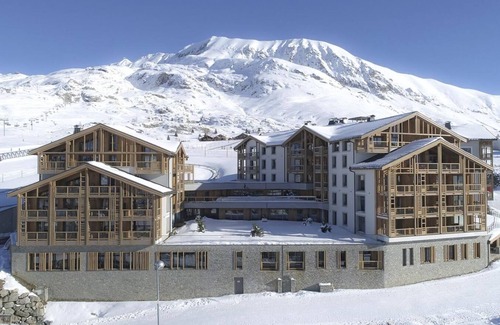 Bergers Apartment | Ski-in/ski-out & foot of the slopes, 3rd floor, swimming pool, balcony, fireplace or stove, parking