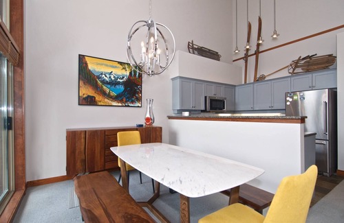 Nordic Estates House | Ski in/Ski out with Spectacular views! Stunning Family Townhome.