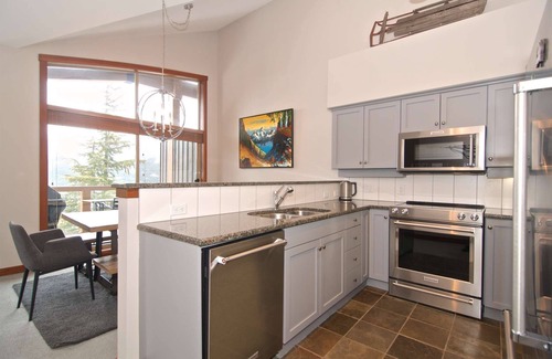 Nordic Estates House | Ski in/Ski out with Spectacular views! Stunning Family Townhome.