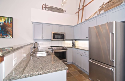 Nordic Estates House | Ski in/Ski out with Spectacular views! Stunning Family Townhome.