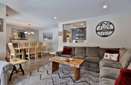 Ludlow House | Ski on/Ski off Kettlebrook Condo w/Modern Kitchen