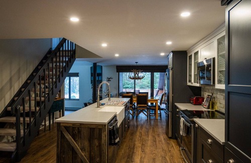 West Dover Condo | Ski on Ski Off & Newly Renovated! 30 feet to covered magic carpet at Carinthia.