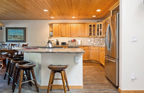 Old Town House | ☼ Ski Resort Views From Deck | Slopeside 202 | Private Hot Tub