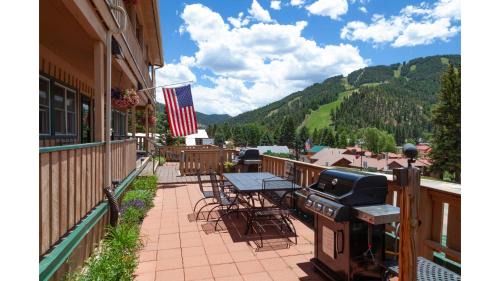 Red River Apartment | Ski View 06 - Ski View 04 Columbine - On Main Street - WiFi - Cable - Fireplace - Trailer Parking In Back - Patio with Gas Gril