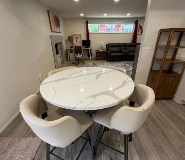 Holladay House | Skiing, Stocked Kitchen, 80in TV, Backyard, WD