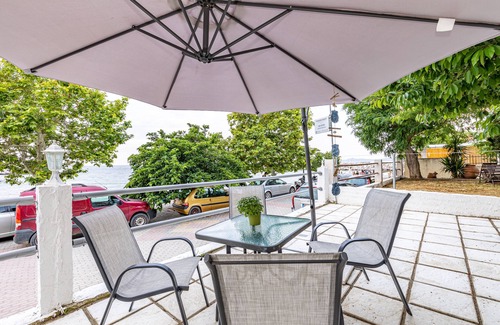 Nea Skioni Apartment | Skioni Apartments: Beachfront Apartment