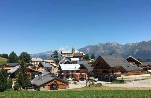 Albiez-le-Vieux Apartment | Skis on, departure and return! 60m2, 8 pers.