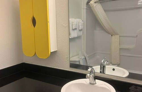 Crestline Heights Hotel | Sky Inn Hotel