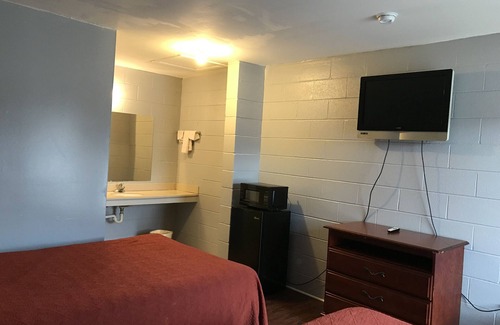 Crestline Heights Hotel | Sky Inn Hotel