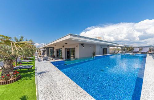 Mejasi Apartment | Sky Pool Penthouse with a huge heated private pool