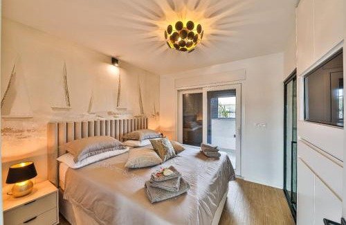 Mejasi Apartment | Sky Pool Penthouse with a huge heated private pool