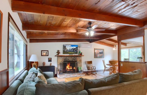 Oakhurst Cottage | Sky Ranch Cottages - Red Door