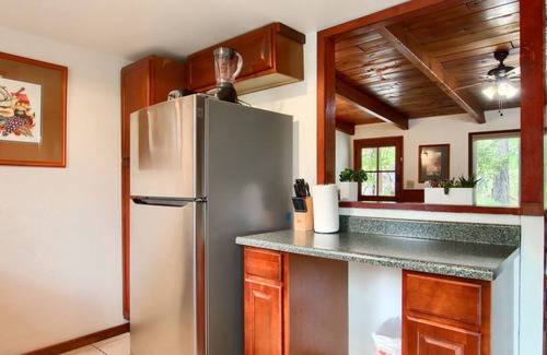 Oakhurst Cottage | Sky Ranch Cottages - Red Door