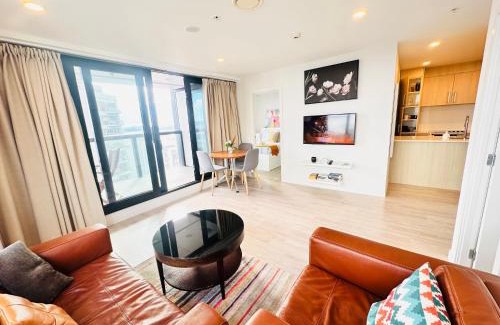 Auckland Central Business District Apartment | Sky Tower Panorama Suite Luxurious Apartment